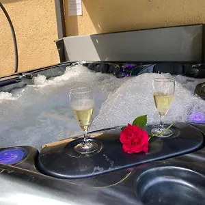https://gite-des-combes-blanches-avec-piscine-et-jacuzzi.midi-pyreneeshotels.com